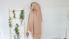 Malika satin long shawl Bronzegold