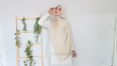 Malika satin long shawl Cream