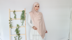 Malika satin long shawl Apricotbeige