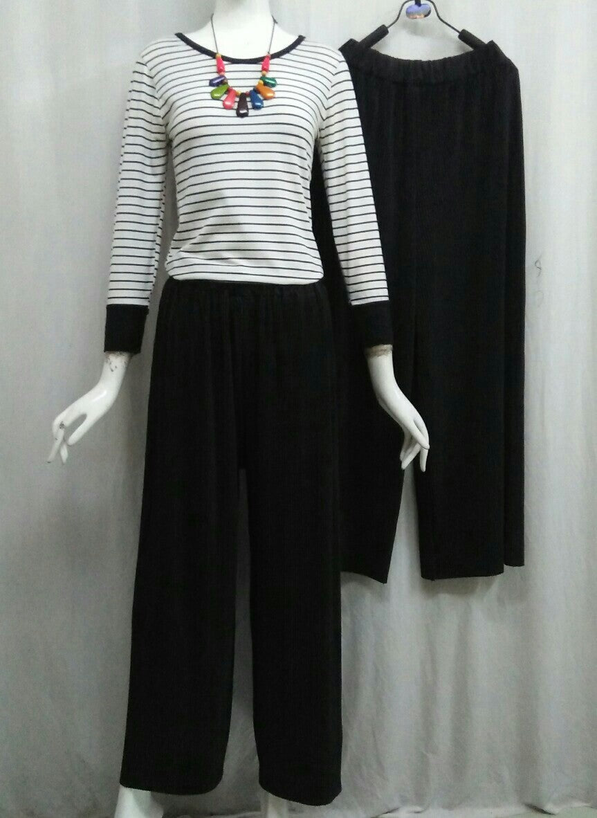 Pleated black pants