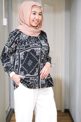 Bandanna printed pleated top